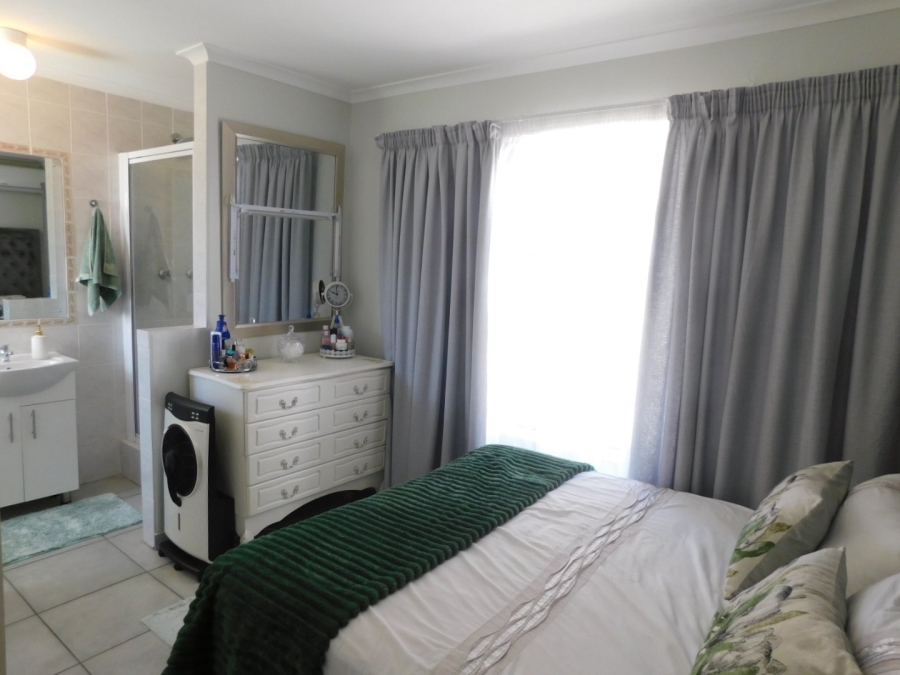 2 Bedroom Property for Sale in Sea Breeze Western Cape